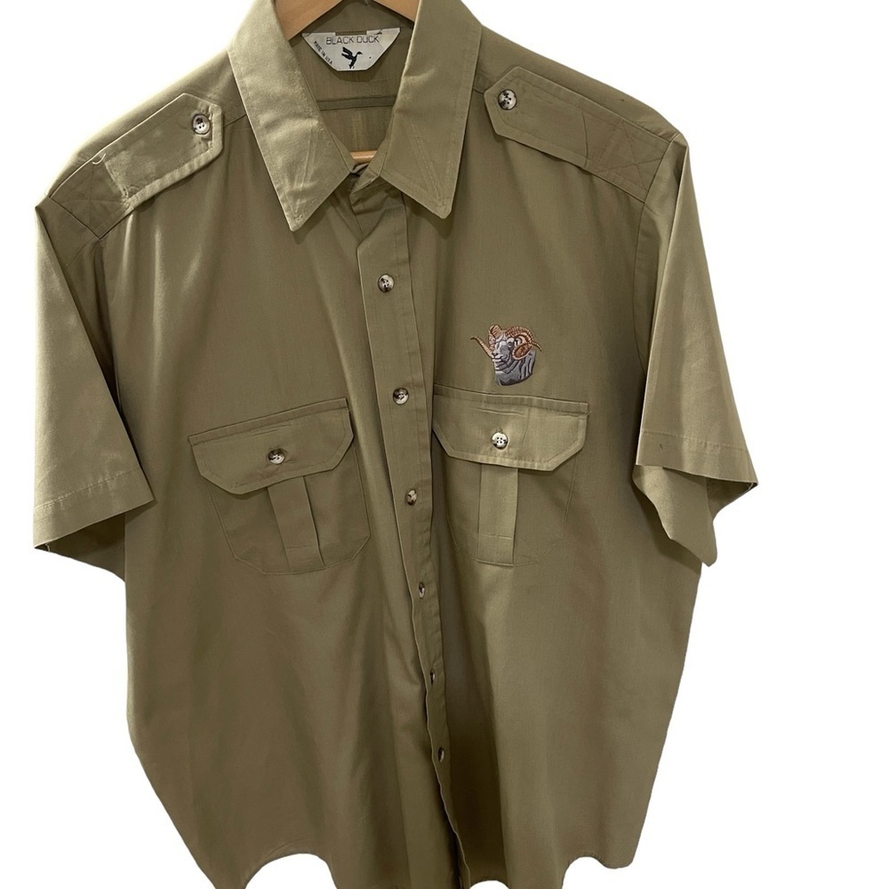 Black Duck Khaki large men’s shirt with Ram on front, two pockets short sleeve